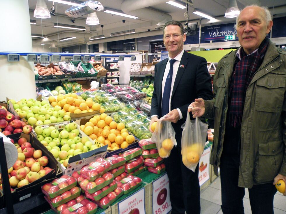 Willy D. Ekre og Morten Selven fra Norsk-Israelsk Handelskammer sikrer seg israelske appelsiner på en butikk i Trondheim.
 Foto: Svein-Willy Sandnes