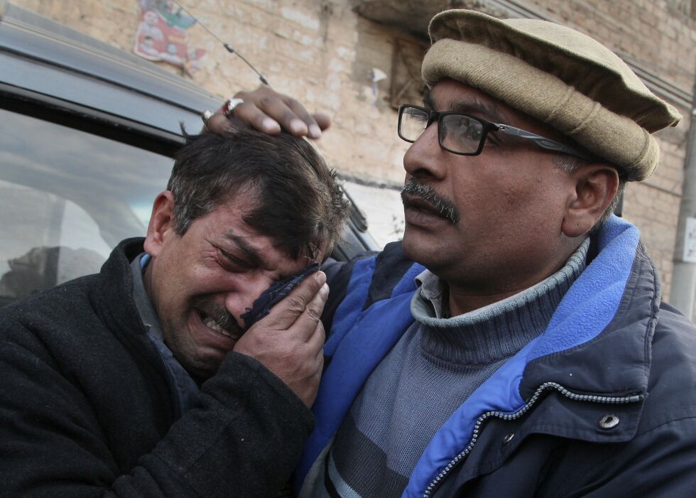 En mann trøster en slektning av pastor William Siraj som ble drept etter en gudstjeneste i Pakistan.
 Foto: Ap