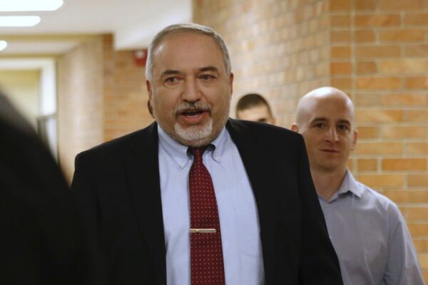 Forsvarsminister Lieberman trekker seg
