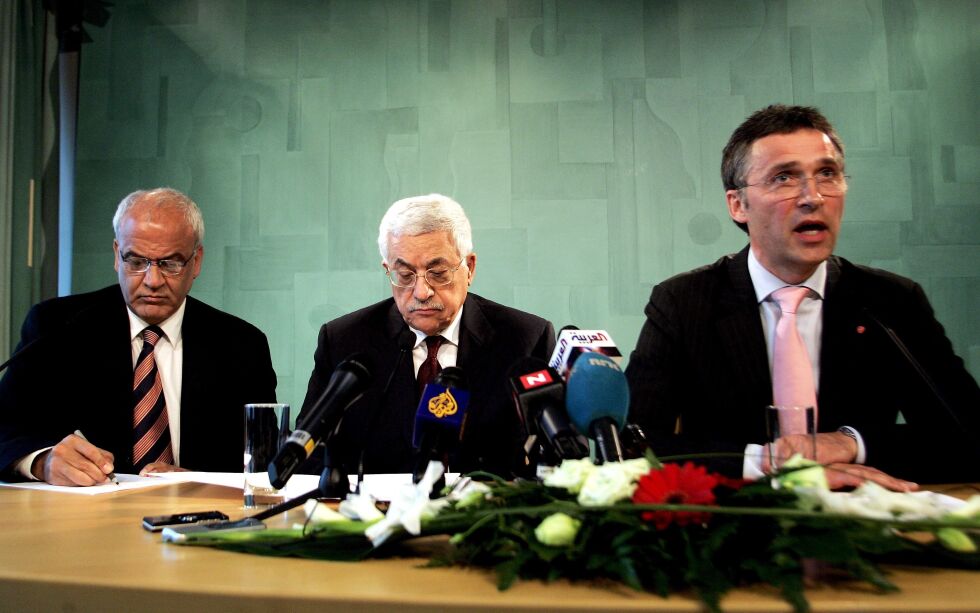 Saeb Erekat var en av Fatah-grunnlegger Yasser Arafats aller nærmeste medarbeidere. Her er han sammen med De palestinske selvstyremyndighetenes president Mahmoud Abbas og daværende statsminister i Norge Jens Stoltenberg i 2006.
 Foto: Sara Johannessen Meek / NTB