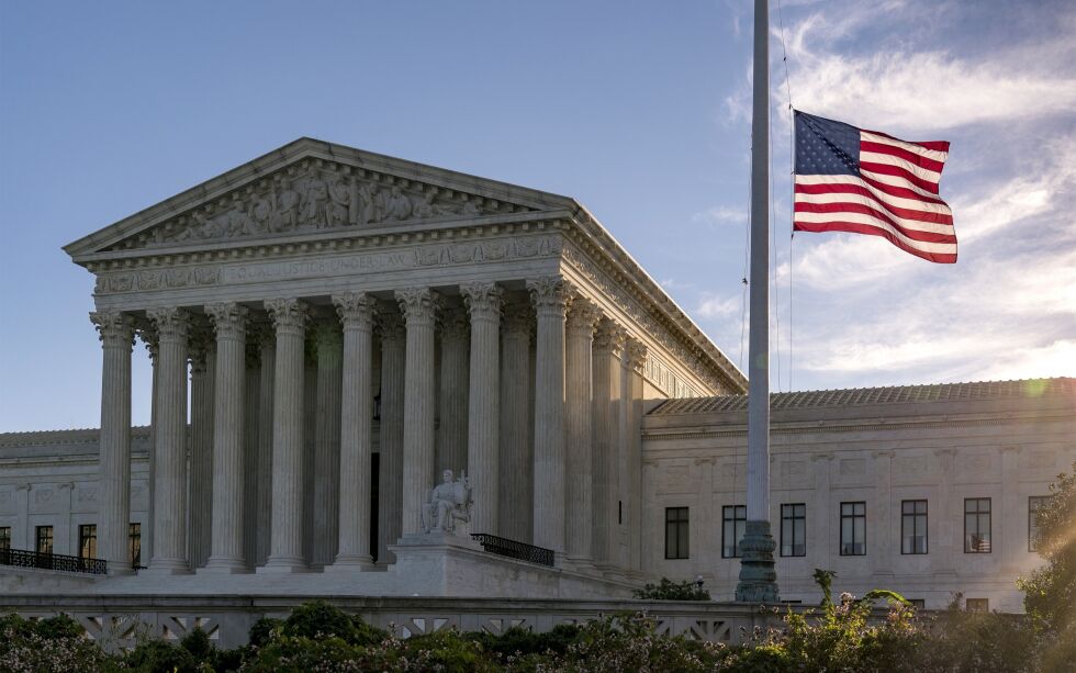 Det amerikanske flagget vaier på halv stang til ære for høyesterettsdommeren Ruth Bader Ginsburg.
 Foto: J. Scott Applewhite / NTB Scanpix
