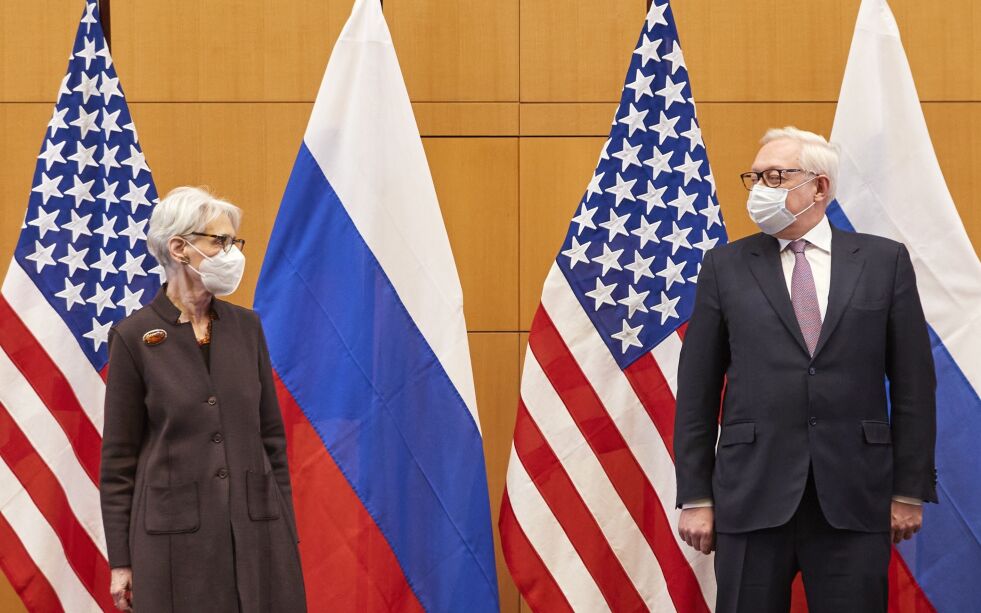 USAs viseutenriksminister Wendy Sherman og hennes russiske motpart Sergej Rjabkov før møtet i Genève mandag.
 Foto: Denis Balibouse/NTB