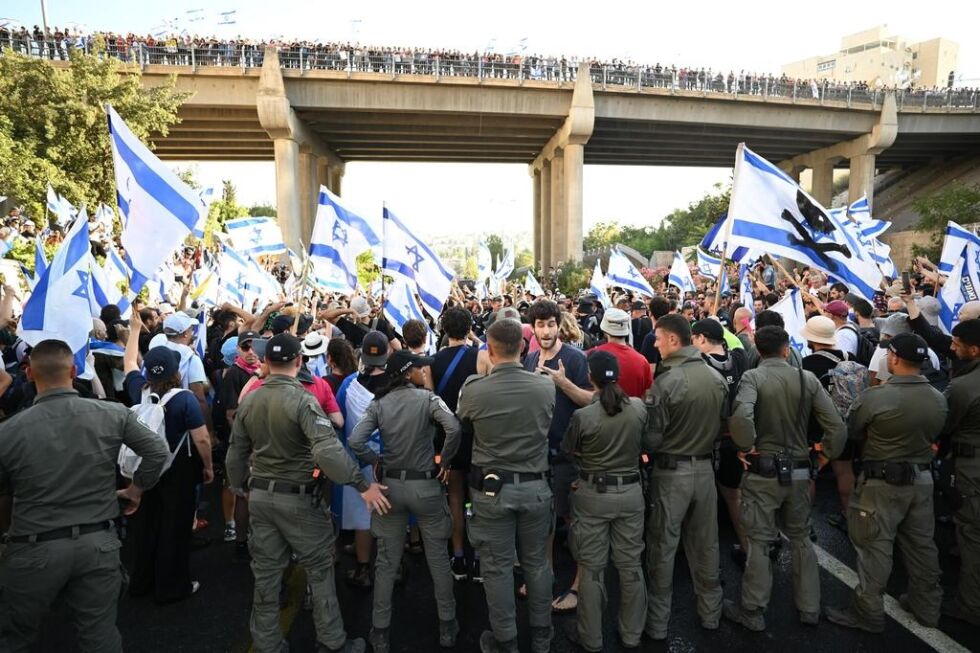 Det israelske politiet bruker vannkanon (Machtazit) under sammenstøt med tusenvis av demonstranter mot regjeringens foreslåtte endringer i rettssystemet, som blokkerte Begin Road i Jerusalem dagen da «Rimelighets»-lovforslaget ble vedtatt i Knesset. Jerusalem, 24. juli 2023.
 Foto: Yoav Dudkevitch/TPS