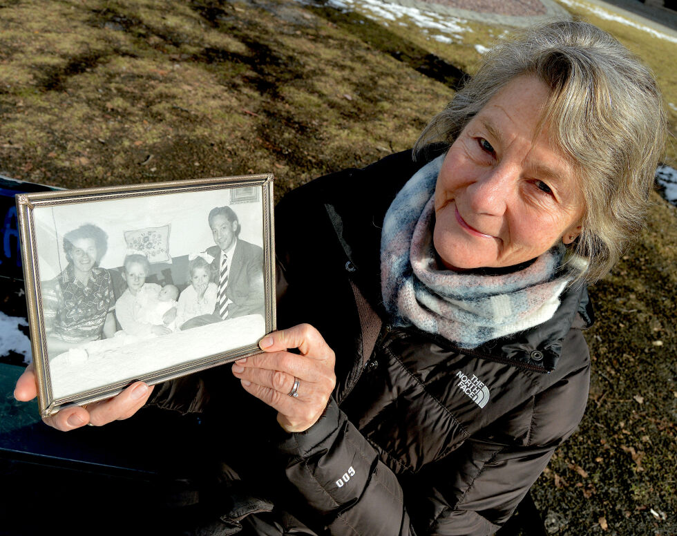 MINNE: Elisabeth med familiebildet, det siste der faren er med.
 Foto: Stein Gudvangen, KPK.