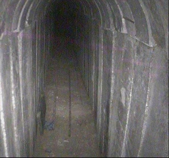 TERRORTUNNEL: Denne tunnelen var forbundet med et stort nettverk av Hamas´ tunneler under Gaza og beveget seg inn på israelsk territorium. Foto: IDF
