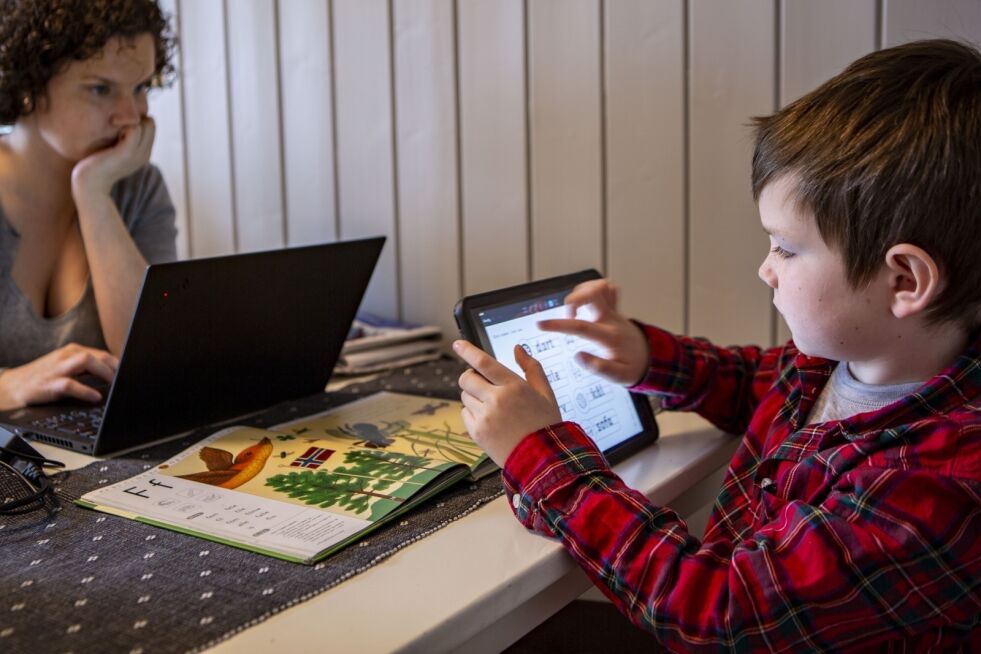 7 år gamle Paul Cornelis Kirkeby, som går i første klasse på koronastengte Vestli skole i Oslo, har hjemmeundervisning via iPad, mens mamma Anja Kristin har hjemmekontor. Modellklarert.
 Foto: Paul Kleiven / NTB scanpix