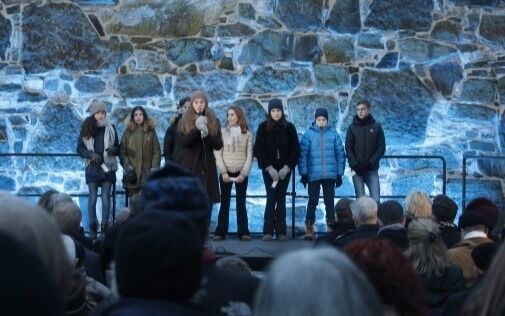 Ungdom fra Det Mosaiske Trossamfund leser opp navn på norske jøder som ble ofre for den nazistiske utryddelsespolitikken.
 Foto: HL-senteret