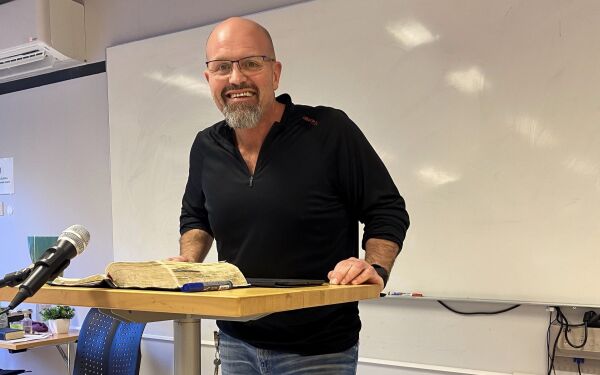 Nå er han bibelskolelærer