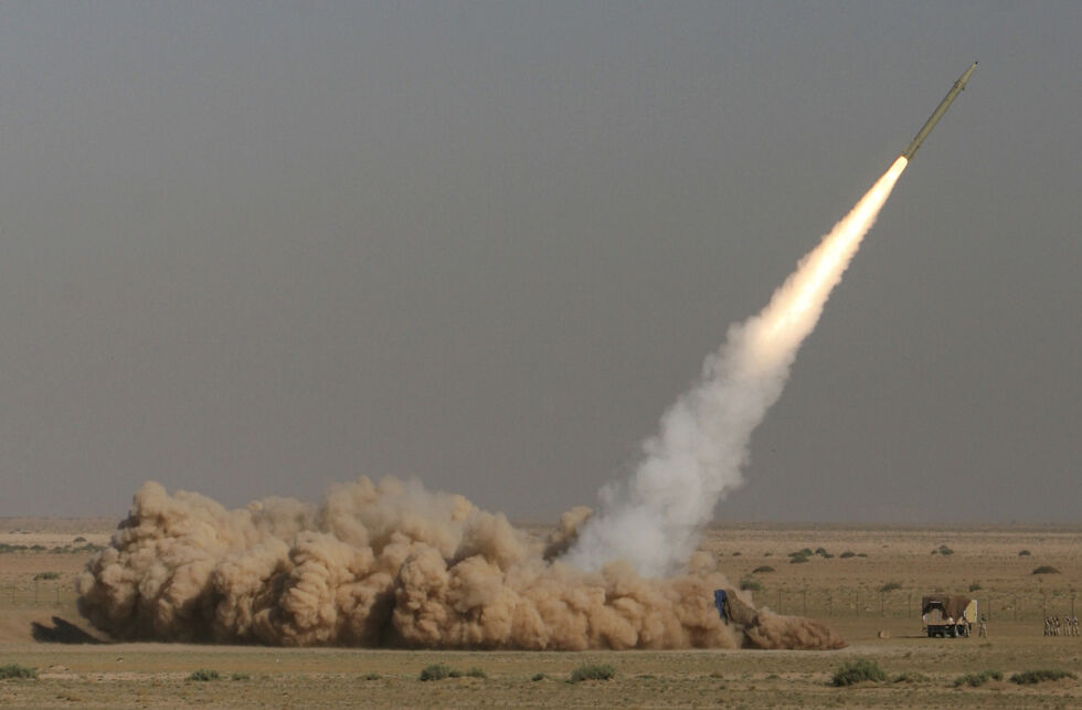 EU sier de har fått etterretning om at Iran har sendt ballistiske raketter til Russland. Bildet er fra det semi-statlige iranske nyhetsbyrået Fars, og skal vise en rakettoppskytning i nærheten av Qom tidligere i år.
 Foto: Ali Shaigan / Fars / AP / NTB