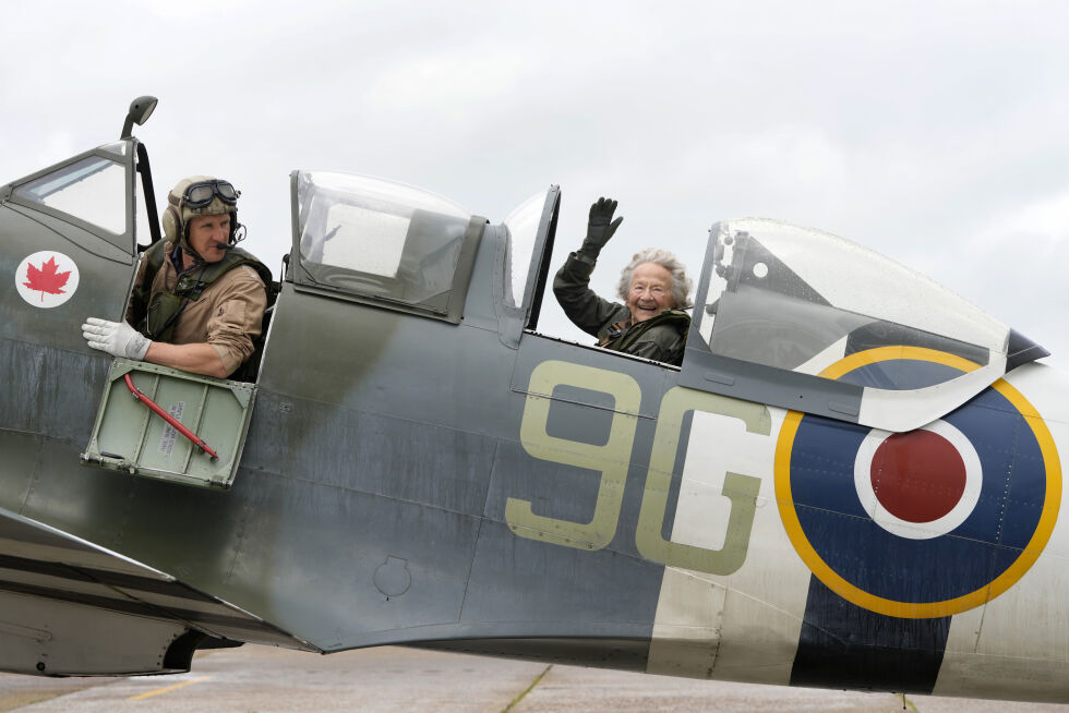 99 år gamle Dorothea Barron sitter i et Spitfire-fly med pilot Jeremy Britcher, 80 år etter at hun tjenestegjorde i det britiske sjøforsvaret.
 Foto: Kirsty Wigglesworth / AP / NTB
