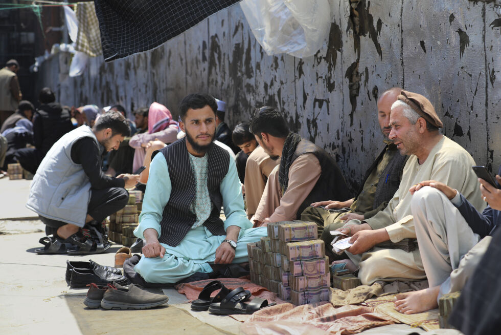 Taliban er invitert til det økonomiske forumet i St. Petersburg, selv om organisasjonen formelt sett står på den russiske forbudslisten. Bildet viser pengevekslere på gaten i Kabul 23. april 2024.
 Foto: Siddiqullah Alizai / AP / NTB