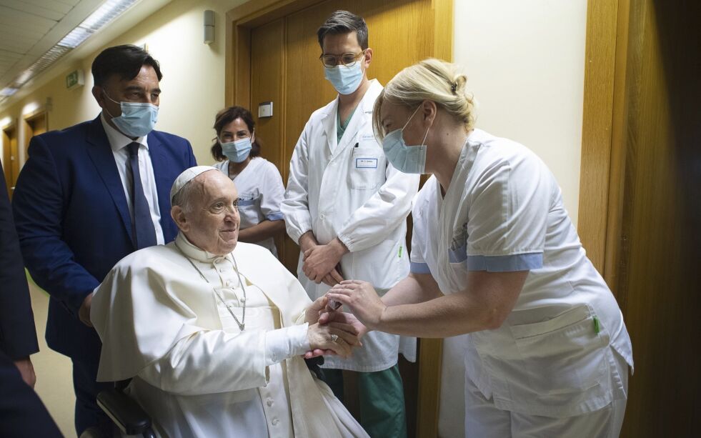Pave Frans ble onsdag utskrevet fra sykehuset, der han har gjennomgått en større tarmoperasjon og vært innlagt i ti dager.
 Foto: AP / NTB