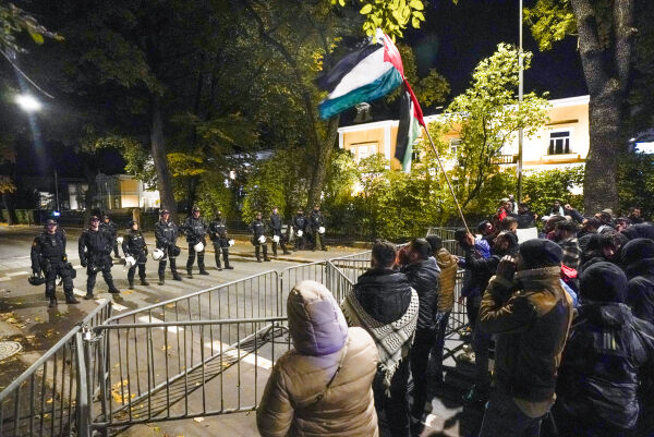 Rundt 70 personer demonstrerte utenfor Israels ambassade i Oslo