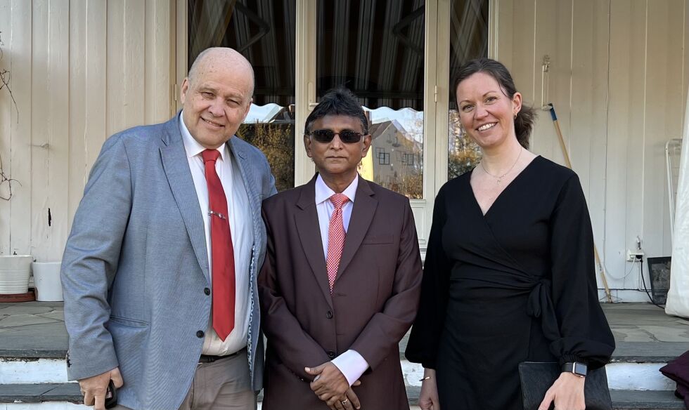Indias ambassadør dr. Bala Bhaskar sammen med Oslokirkens pastorpar Aina & Jan-Aage Torp.
 Foto: Oslokirken