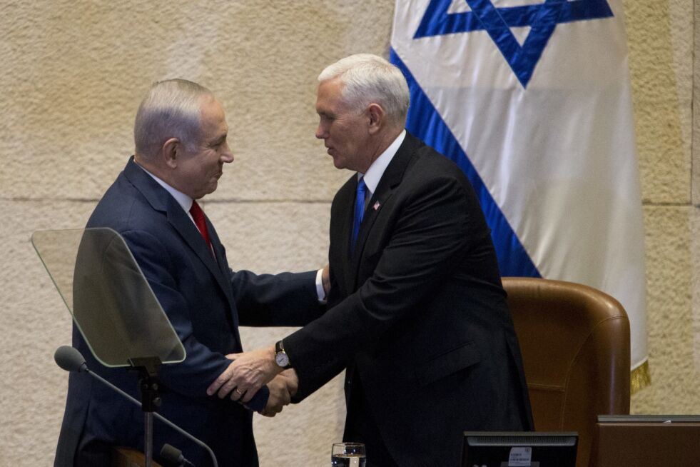 KNESSET: USAs visepresident Mike Pence ønskes velkommen til talerstolen i Knesset av Israels statsminister Benjamin Netanyahu mandag 22. januar 2018.
 Foto: AP / NTB Scanpix