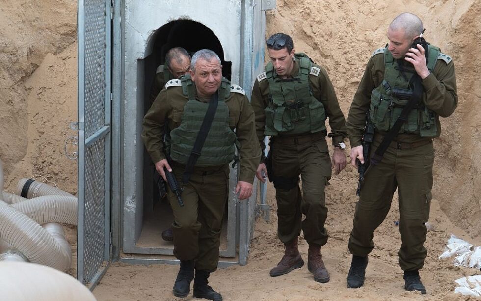 TUNNEL: Bildet viser den israelske forsvarssjefen Gadi Eisenkot (til venstre), som 20. desember besøker inngangen til en terrortunnel gikk fra Gaza til Sør-Israel. Illustrasjonsfoto: IDF