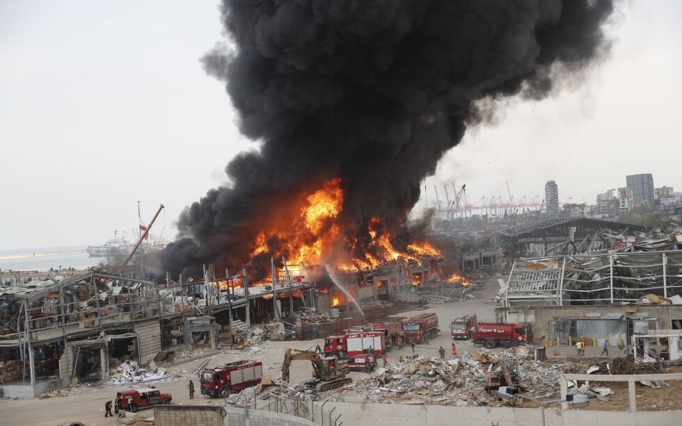 En kraftig brann oppsto i et lager ved havnen i Beirut torsdag.
 Foto: NTB scanpix