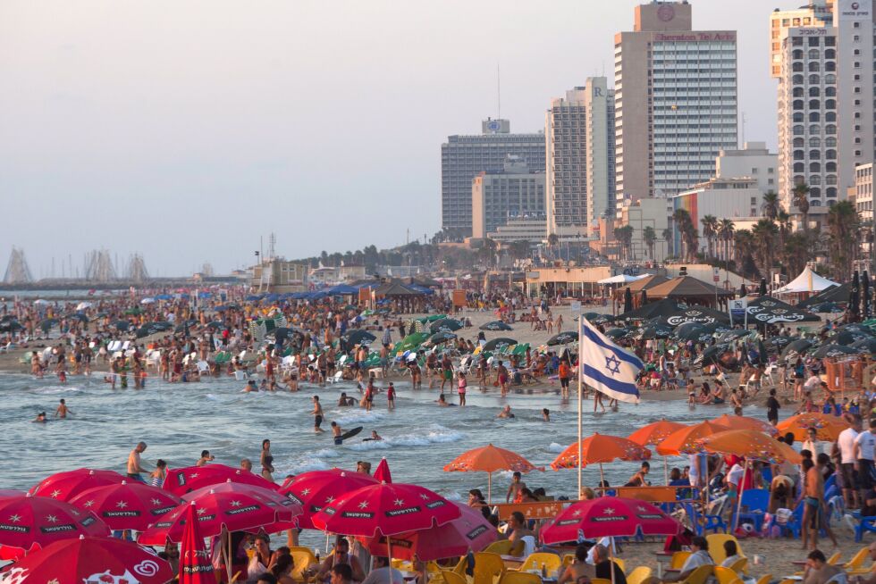 Israel håper å kunne åpne grensene for turisme så fort som mulig, så blant annet strendene i Tel Aviv kan fylles opp igjen som normal før koronaviruset brøt ut.
 Foto: Ariel Schalit/NTB Scanpix