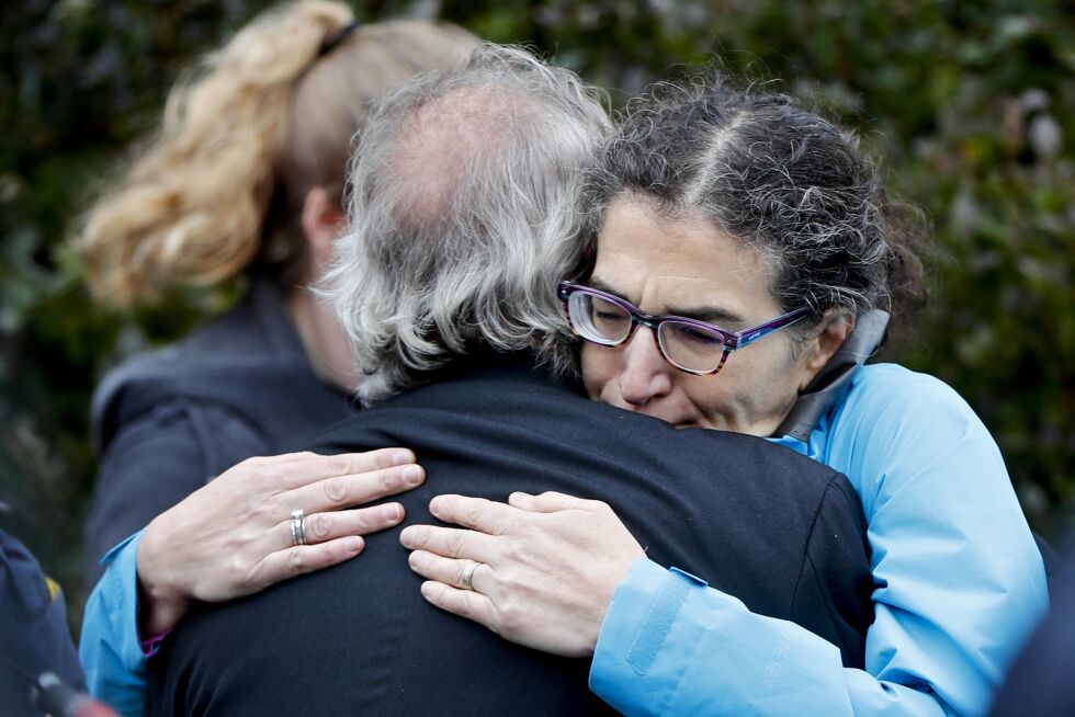 Sorg: Jøder i Pittsburgh sørger etter massakren mot synagogen.
 Foto: Scanpix