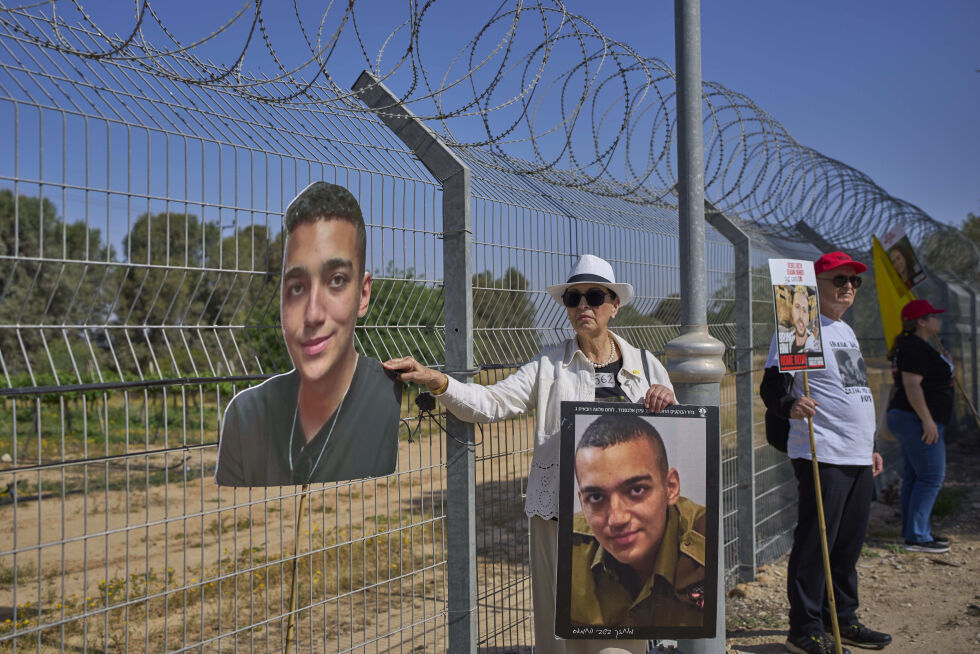 Varda Ben Baruch viser fram bilder av barnebarnet Edan Alexander, som ble tatt som gissel av Hamas 7. oktober 2023. Alexander slippes fri mandag, ifølge Hamas.
 Foto: Ohad Zwigenberg / AP / NTB