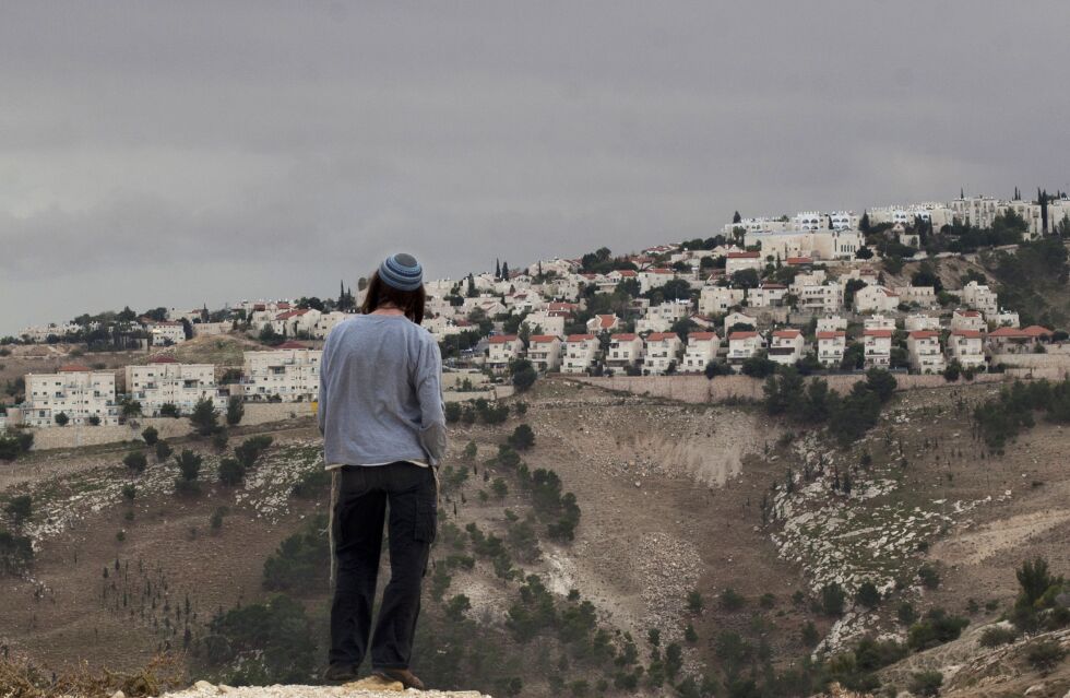 En israelsk mann fotografert foran bosetningen Maale Adumim, fra E1-området i den østlige utkanten av Jerusalem. Arkivfoto fra 2012. Foto: Sebastian Scheiner / AP / NTB scanpix