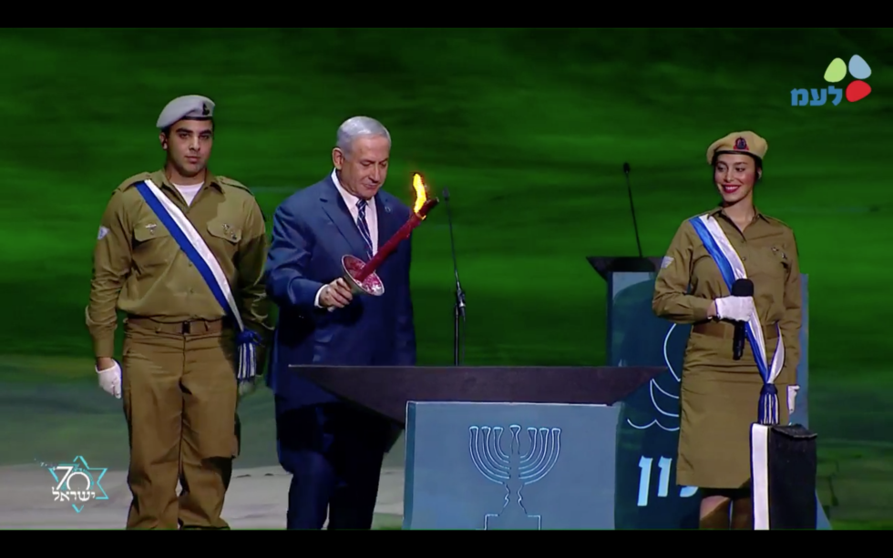 FAKKELSEREMONI: Benjamin Netanyahu var blant de utvalgte som tente en av 12 fakler under innledningen til feiringen av uavhengighetsdagen. Foto: Skjermdump fra GPO.