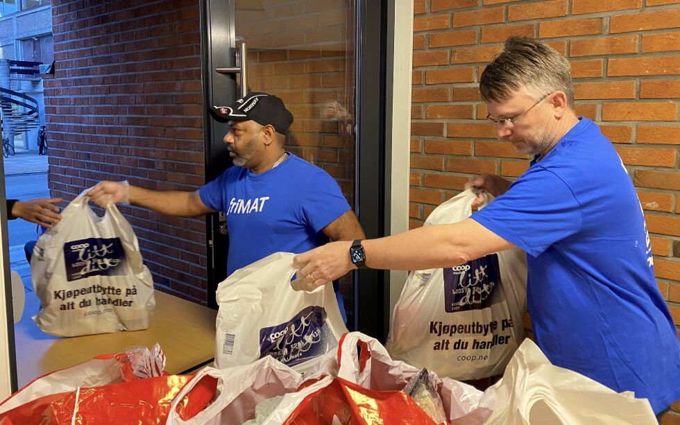 Hver uke deler Frikirken i Kristiansand ut rundt 100 matposer til folk gjennom arbeidet FriMat. Her er leder Andreas Jølstad (th) og medarbeider Vasantharupan Thankalingam i aksjon.
 Foto: Dag Buhagen