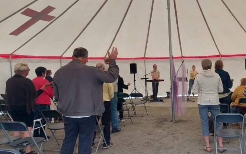 Førde pinsemenighet og Himmelpartner hadde innholdsrike teltmøter på Festplassen i Førde fra 6. - 13. juni.
 Foto: Privat