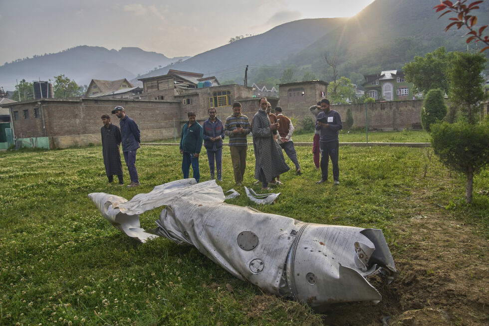 På indisk side i Kashmir er det funnet vrakrester fra det som tilsynelatende er et fly. Pakistan hevder at de har skutt ned flere indiske jagerfly.
 Foto: Dar Yasin / AP / NTB