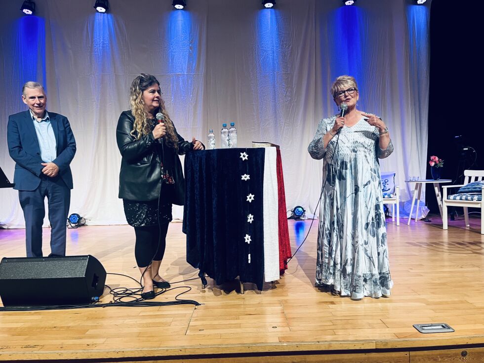 PÅ BILDØY: Den verdenskjente amerikanske forkynneren Debbie Rich taler på Norge IDAGs sommerstevne, tolket av Trine Overå Hansen. Til venstre Finn Jarle Sæle.
 Foto: Ingvill Mydland