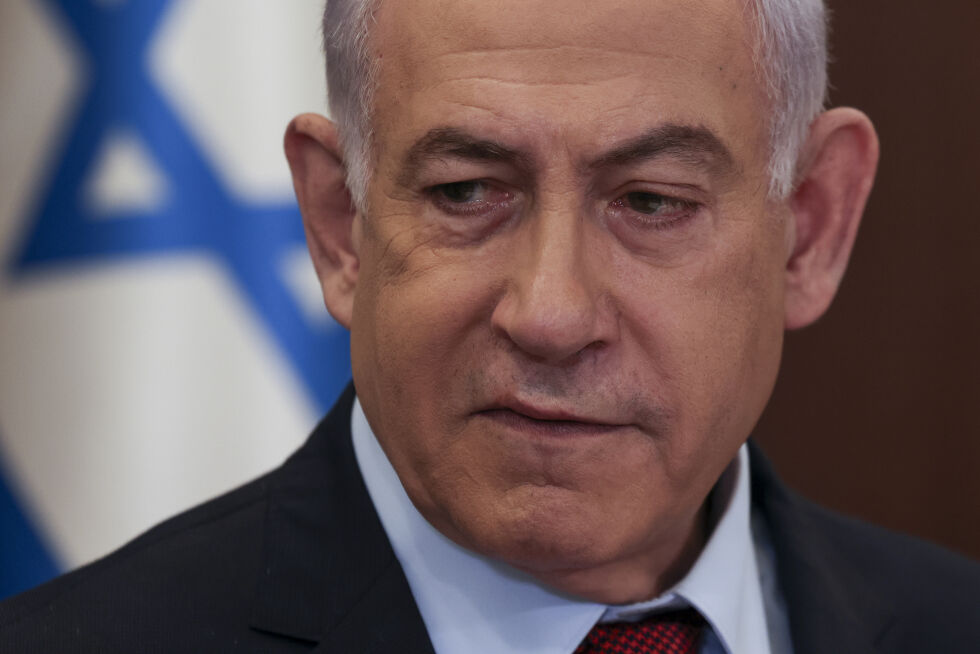 Israels statsminister Benjamin Netanyahu har mye å forholde seg til om dagen. Terrorgruppene raser, det internasjonale samfunnet fordømmer og innad pågår det igjen en strid som truer med å felle regjeringen.
 Foto: Ronen Zvulun/Pool Photo via AP/NTB.