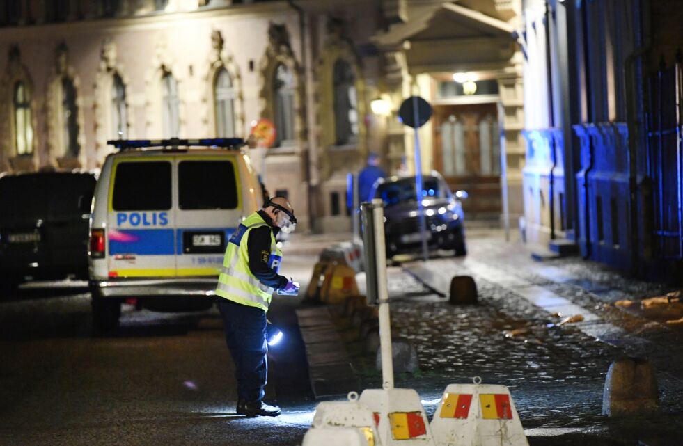 Politi og redningstjenesten rykket ut til synagogen sentralt i Göteborg etter å ha fått meldinger om at maskerte personer kastet brannbomber mot bygningen.
 Foto: Björn Larsson Rosvall/TT / NTB scanpix