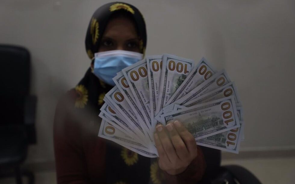 Innbyggere på Gazastripen har vært vant til å dra til postkontoret for å motta økonomisk godtgjørelse fra midlene som er gitt av Qatar og distribuert av terrororganisasjonen Hamas. Nå skal midlene distribueres av FN.
 Foto: Majdi Fathi/TPS