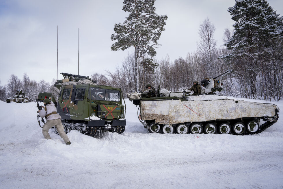 En pansret betlevogn av typen Hägglunds Bv206 og en CV90 stridsvogn under militærøvelsen Joint Viking på Setermoen 10. mars 2025.
 Foto: Heiko Junge / NTB
