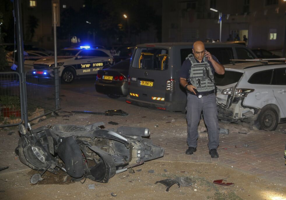 Israelsk sikkerhetsmannskap inspiserer stedet der en av rakettene fra Gaza by traff og detonerte i den israelske byen Sderot onsdag. Tre israelere ble skadd i angrepet. Foto: Yehuda Peretz / AP / NTB scanpix