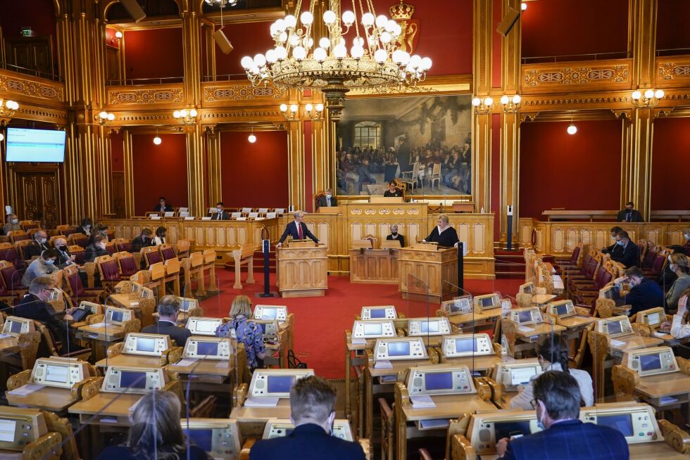 Partileder Jonas Gahr Støre (Ap) og statsminister Erna Solberg (H) i en muntlig spørretime i Stortinget.
 Foto: Lise Åserud / NTB