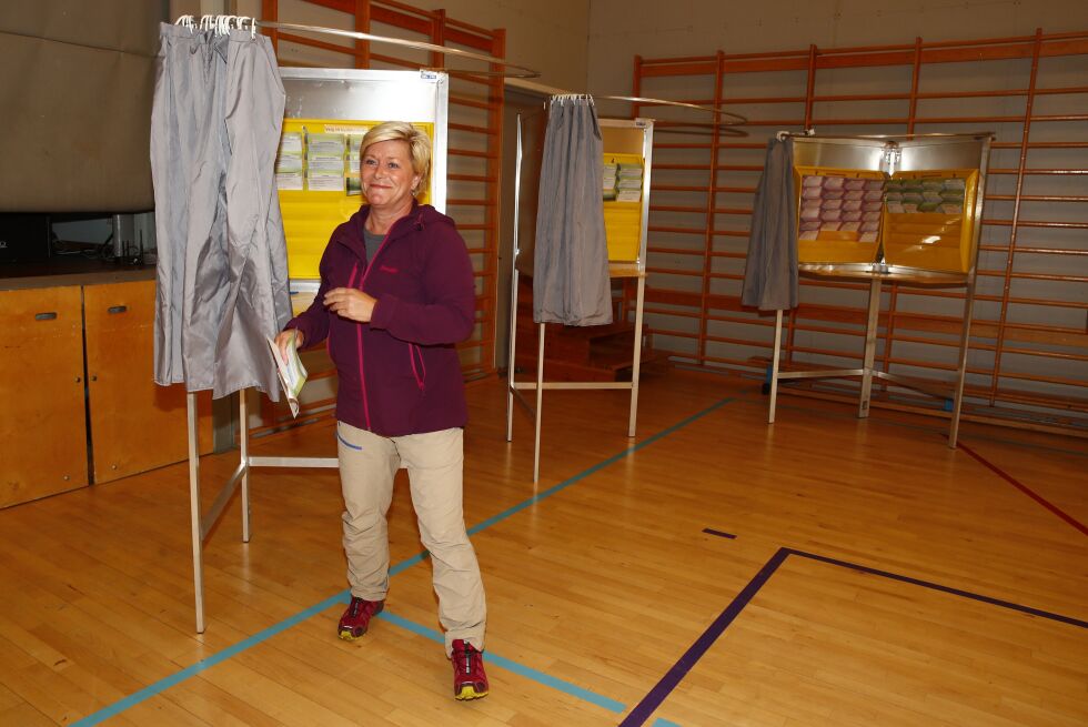Partileder og finansminister Siv Jensen stemte ved Kastellet skole i Oslo. Foto: Terje Pedersen / NTB scanpix