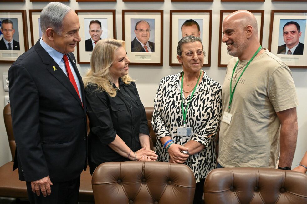 STATSMINISTERENS KONTOR: Statsminister Benjamin Netanyahu og hans kone Sara møtte med Shlomi Ziv og hans familie torsdag.
 Foto: Ma'ayan Toaf (GPO)