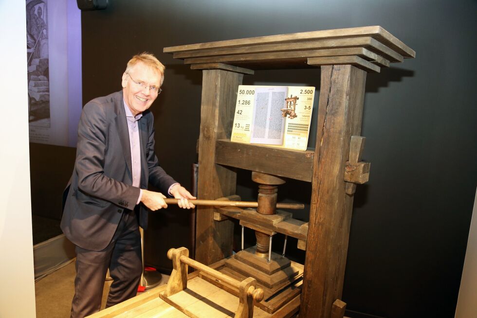 TRYKKPRESSE: Rune Arnhoff demonstrerer hvordan Gutenbergs boktrykkerpresse fungerer.
 Foto: Tor-Bjørn Nordgaard