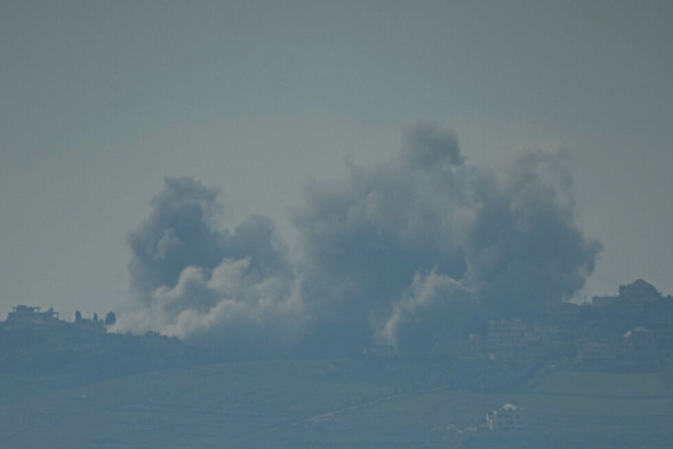 Røyk stiger etter et israelsk militærbombardement i Sør-Libanon, sett fra Nord-Israel, torsdag 15. februar 2024.
 Foto: NTB/AP Photo/Ariel Schalit