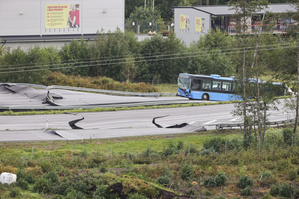 Ifølge Aftonbladet ble hullet ved 3-tiden anslått å være opp mot 250 meter i diameter. Det kan også ha gått ras andre steder på veistrekningen.
 Foto: Adam Ihse / TT / NTB