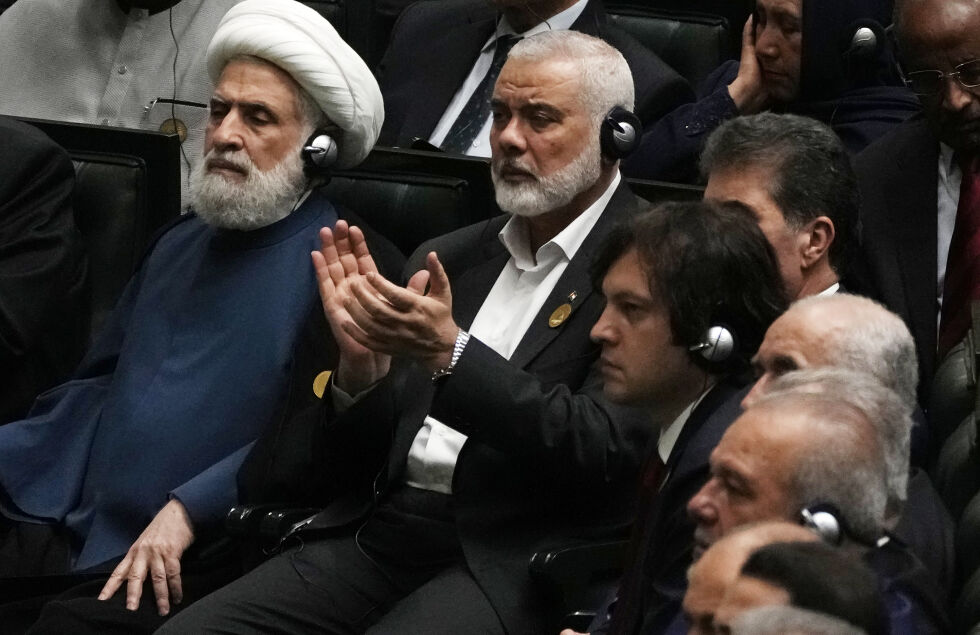 Hamas-sjef Ismail Haniyeh klapper ved siden av nestleder for Hizbollah, Sheikh Naim Kassem. Bildet er tatt under edsavleggelsen til president Masoud  Pezeshkian i det iranske parlamentet i Teheran, Iran, tirsdag. 30. juli 2024 timer før Haniyeh ble drept.
 Foto: AP Photo/Vahid Salemi/NTB