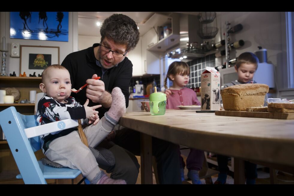 For at en far i Norge skal få foreldrepenger, må barnas mor være i jobb eller studier. Det mener ESA bryter med likestillingsdirektivet. Illustrasjonsfoto: Heiko Junge / NTB scanpix
