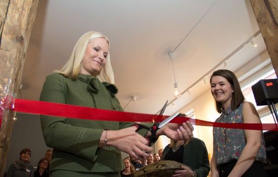 Kronprinsesse Mette-Marit klippet snoren for å offisielt åpne den nye gjenbruksbutikken til Normisjon.
 Foto: Ingunn Marie Ruud, KPK