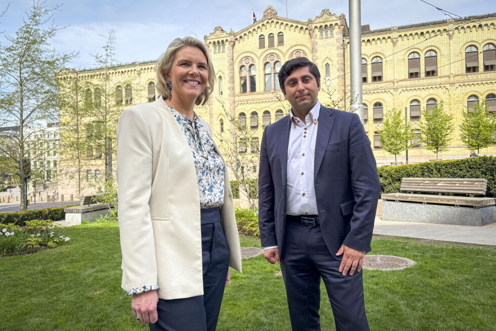 Frp-leder Sylvi Listhaug og utdanningspolitisk talsperson Himanshu Gulati utenfor Stortinget i forkant av Frps landsmøte til helgen.
 Foto: Marius Helge Larsen / NTB