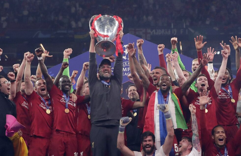 Liverpool-trener Jürgen Klopp løfter pokalen etter å ha vunnet Champions League finalen mot Tottenham Hotspur på Wanda Metropolitano Stadium i Madrid, lørdag 1. juni 2019.
 Foto: Manu Fernandez/AP/NTB Scanpix