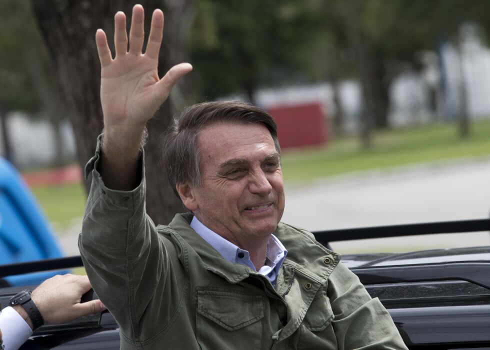 Jair Bolsonaro etter å ha avlagt stemme i den avgjørende runden av presidentvalget i Brasil. Foto: Silvia Izquierdo / AP / NTB scanpix