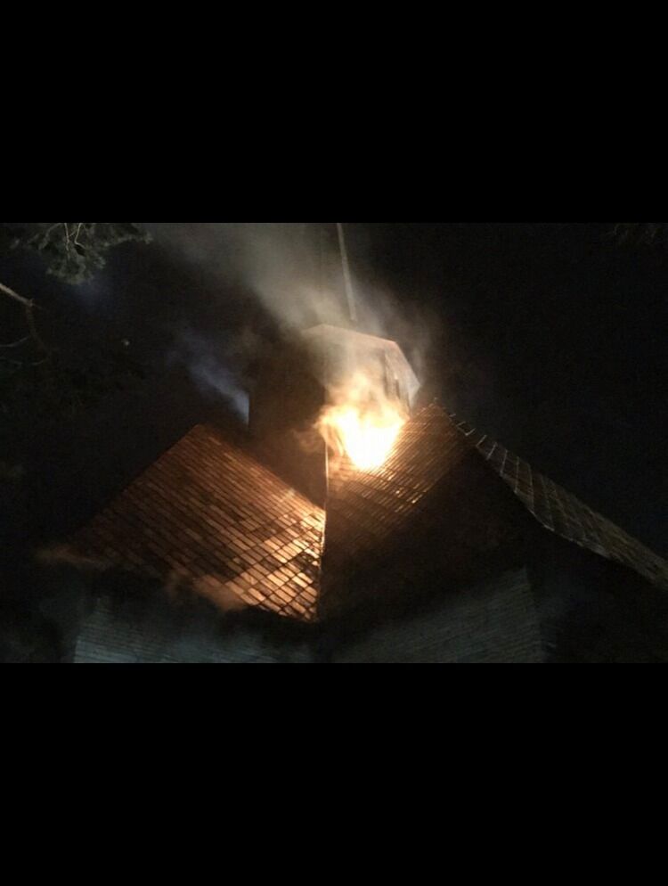 Det var kraftig brann i Dombås kirke natt til torsdag. Det var en stund fare for at brannen kunne spre seg.
 Foto: Politiet / NTB scanpix