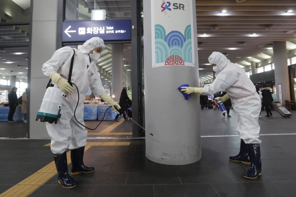 Det jobbes for å forhindre et nytt coronavirus ved Suseo stasjon i Seoul, Sør-Korea, fredag 24. januar 2020.
 Foto: Ahn Young-joon/NTB Scanpix
