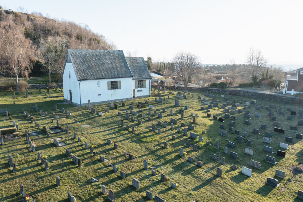 MOSTER: Moster gamle kyrkje, som lenge var antatt å være eldst i landet. Ifølge nyeste anslag er den bygget før slutten av 1100-tallet.
 Foto: Vestland Media / Peter Tubaas